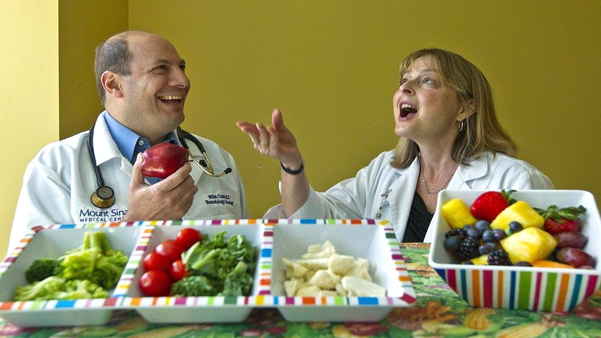 
El Dr. Mike Cusnir y la dietista oncóloga Sandy Sotnick, de Mount Sinai Medical Center en Miami Beach, explican los tipos de alimentos que ayudan a combatir el cáncer y otras enfermedades crónicas.

