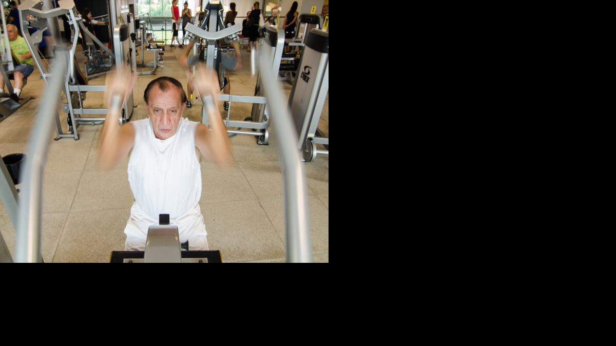 
Ricardo Banderas, de 66 años, se enteró que tenía prediabetes hace dos años durante un examen médico de rutina. Desde entonces cambió sus hábitos alimentarios y aumentó la actividad física manteniendo controlados los niveles de azúcar en la sangre. Banderas realiza su rutina de ejercicios en la YMCA.

