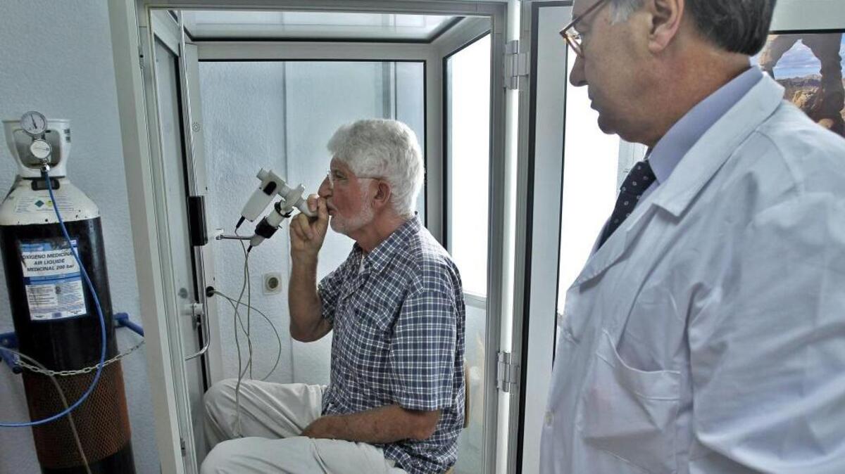 Un paciente realiza una prueba ante el doctor Ferran Morell, autor principal del estudio del Hospital Universitario Vall d’Hebron sobre las causas de la enfermedad fibrosis pulmonar idiopática.