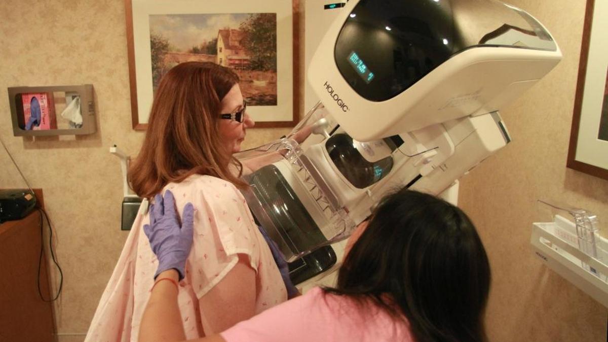 Mary Shallcross se realiza una mamografía tridimesional en el Women’s Imaging Center del Memorial Regional Hospital en Hollywood, Florida.