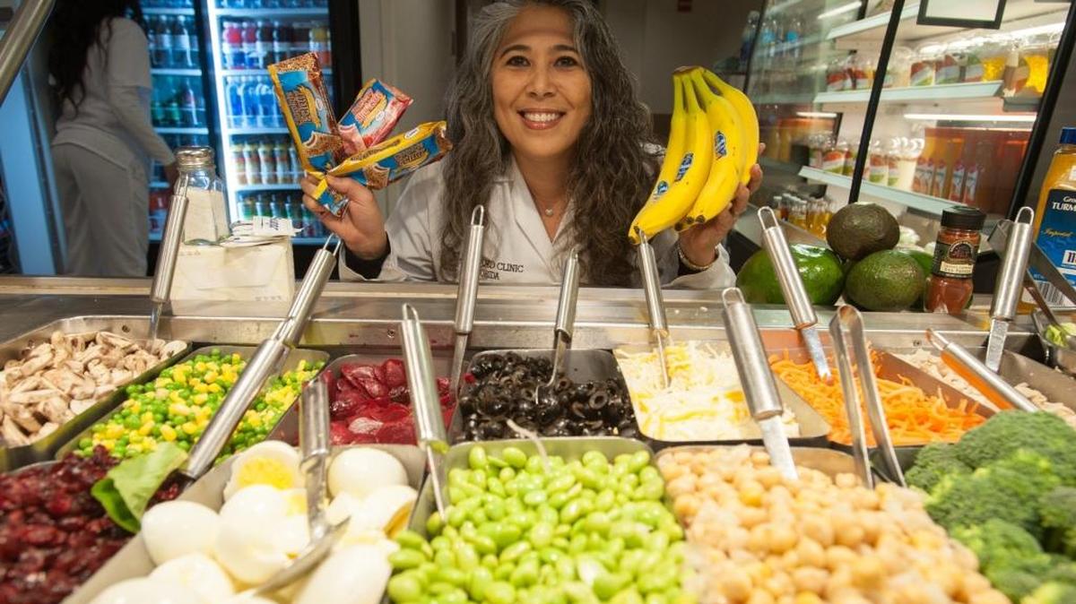 Lillian Craggs-Dino, dietista certificada de Cleveland Clinic Florida en Weston, sugiere utilizar plátano congelado en vez de helado.