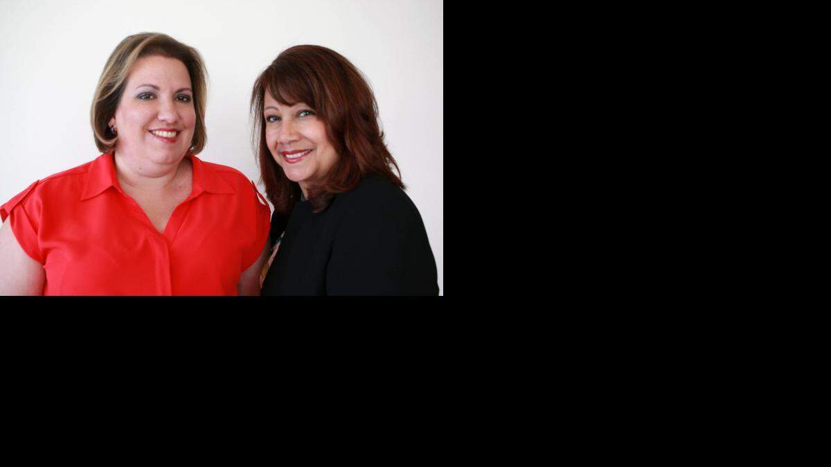 
Adrienne Conde y su amiga, Ivis Febus-Sampayo, ambas sobrevivientes de cáncer de seno. 
