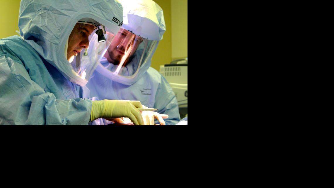 
En el procedimiento de abordaje anterior, el cirujano hace la incisión directamente al frente de la cadera y practica el reemplazo desde esa posición.
