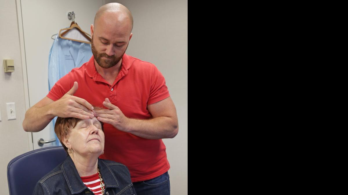 
Caleb McGrew, voluntario con la Asociación Americana del Cáncer, maquilla a Obdulia Rivero-Setien, durante el ‘Look Good Feel Better’, un evento sin fines de lucro llevado a cabo por el Mount Sinai Medical Center en Miami Beach.
