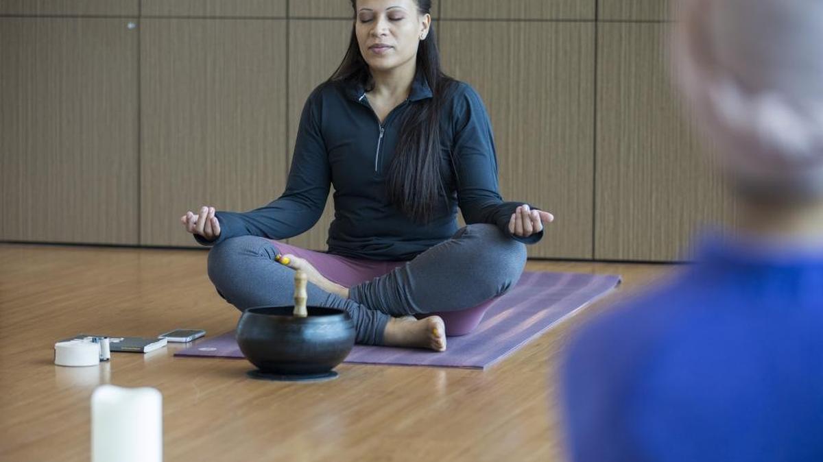 Joann Santiago-Charles, fisióloga clínica de ejercicios del Miami Cancer Institute en Kendall dirige una clase de yoga para sobrevivientes de cáncer.