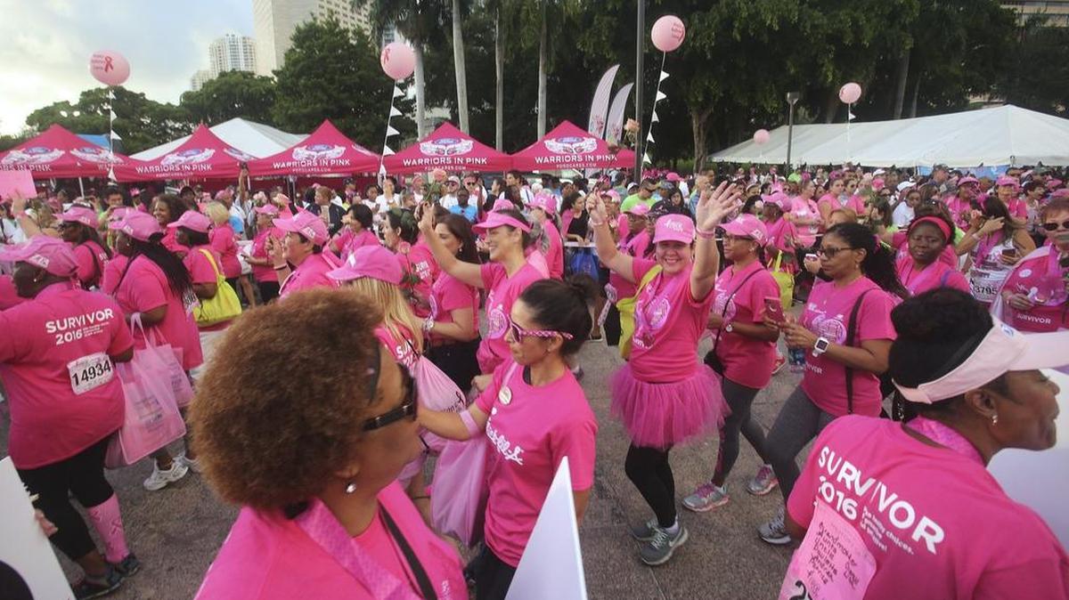 Sobrevivientes de cáncer de mama se reúnen en el Bayfront Park en Miami el 15 de octubre de 2016. Foto de archivo.