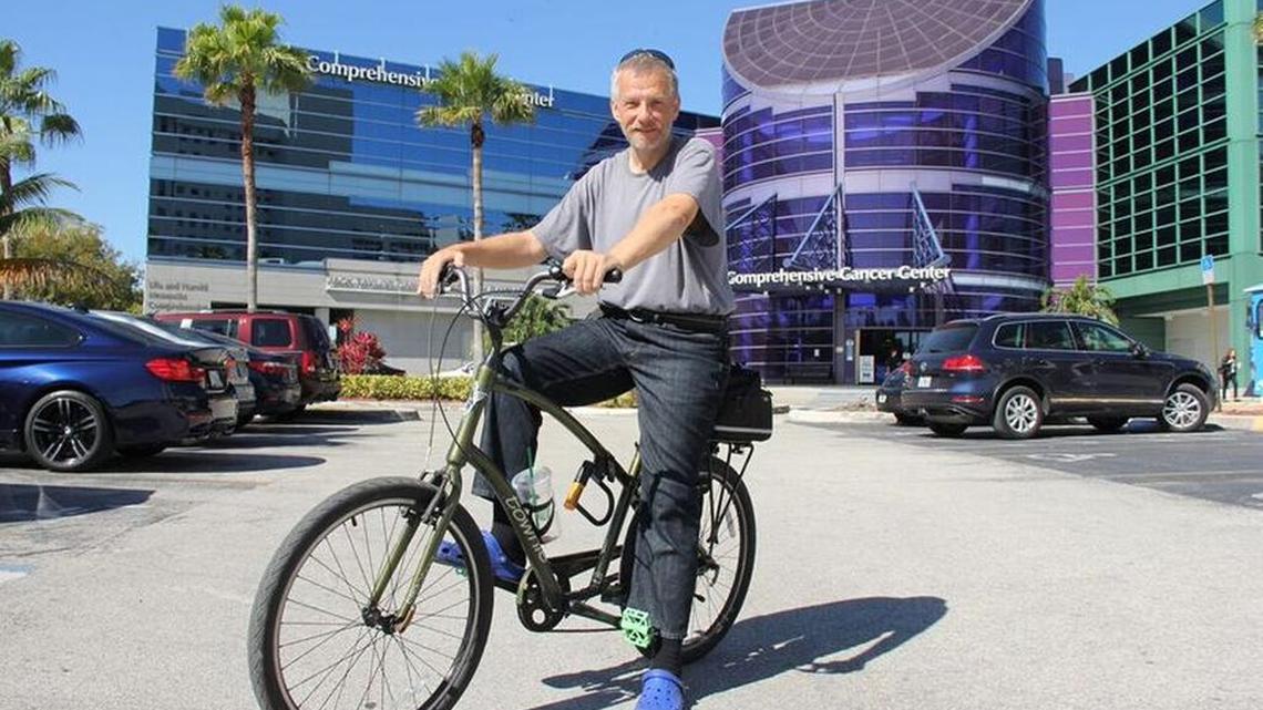 Jay Versluis va en bicicleta al Mount Sinai Medical Center en Miami Beach, en donde el Dr. Mike Cusnir, director médico de Mount Sinai’s Comprehensive Cancer Center, trató su cáncer de colon con inmunoterpia.