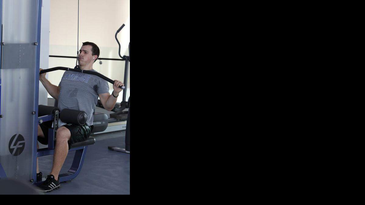 
Mitch Nienhuis, de 23 años, entrena en el gimnasio de la Universidad de Miami.
