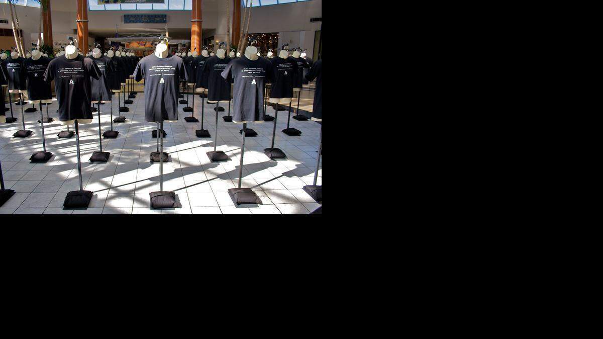 
‘Pieza a Pieza’, muestra de 150 maniquíes sin extremidades, cada una con el nombre de una víctima de ELA o en representación de una vida que ha sido afectada por la devastadora enfermedad, en Miami International Mall, en 2009.

