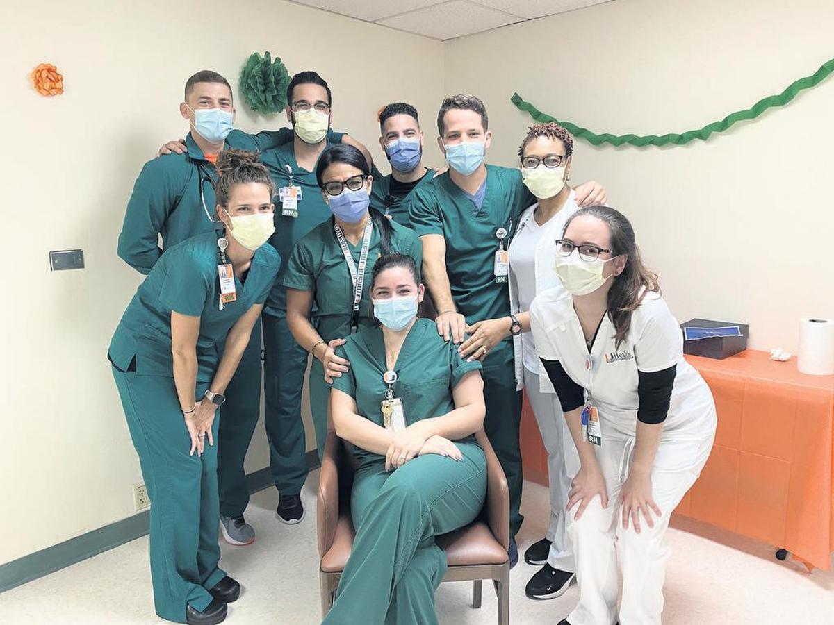 Lauren Caldevilla , (sentada),&nbsp;enfermera educadora de UHealth -el Sistema de Salud de la Universidad de Miami-, y sus compañeros de trabajo, tuvieron que crear en solo 48 horas una unidad de COVID con protecciones máximas.