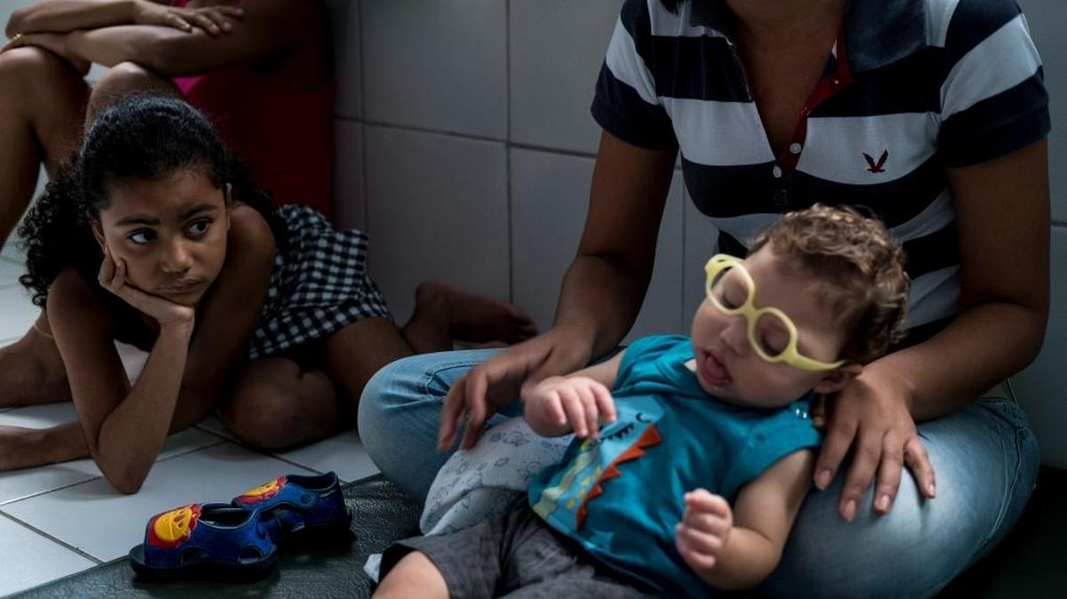 Un bebé con microcefalia causada por el virus del zika, junto a su madre, en un centro de rehabilitación en Recife, Brasil.