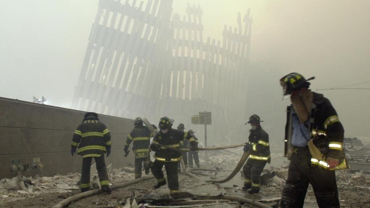Los bomberos trabajan sin descanso frente a las destruidas Torres Gemelas tras los atentados terroristas del 11 de septiembre del 2001. Muchas personas reportaron haber soñado con los atentados del 9/11 antes de que ocurrieran.