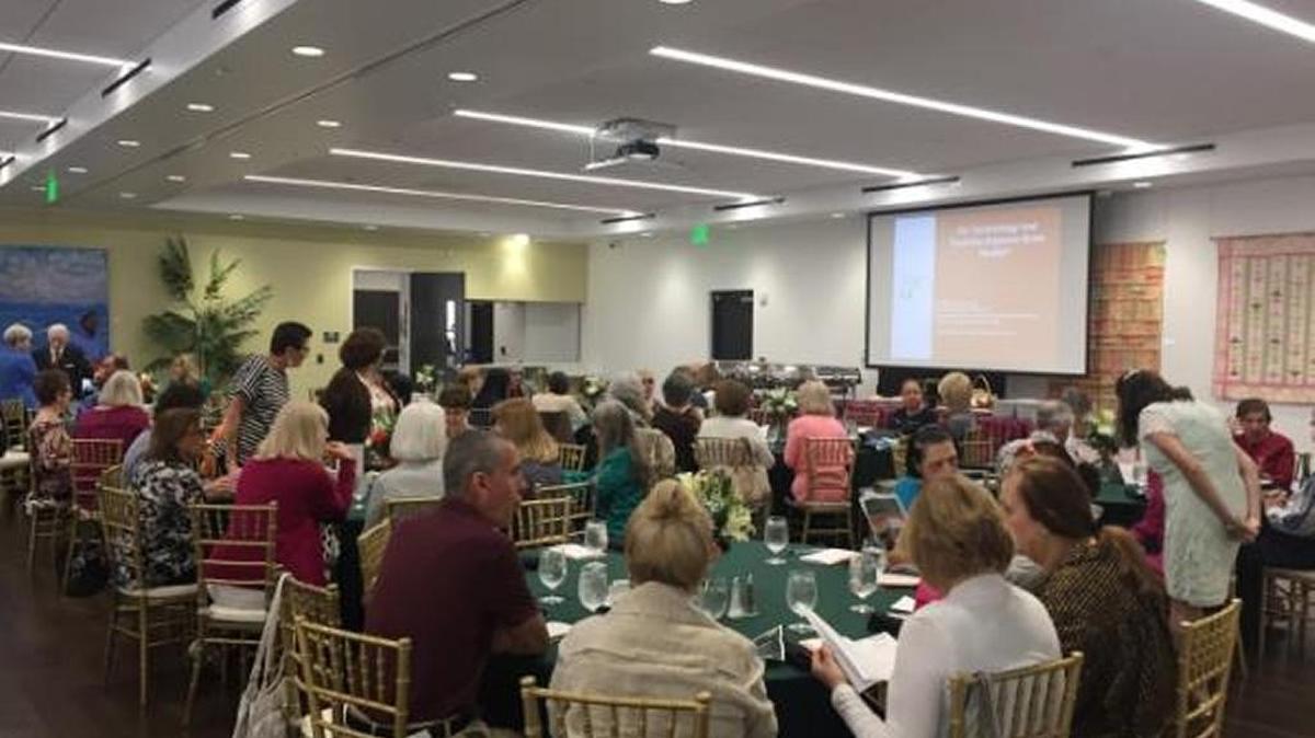 Adult Activity Center en Coral Gables, para personas mayores de 50 años. Activo todo el año para residentes y no residentes de Coral Gables.