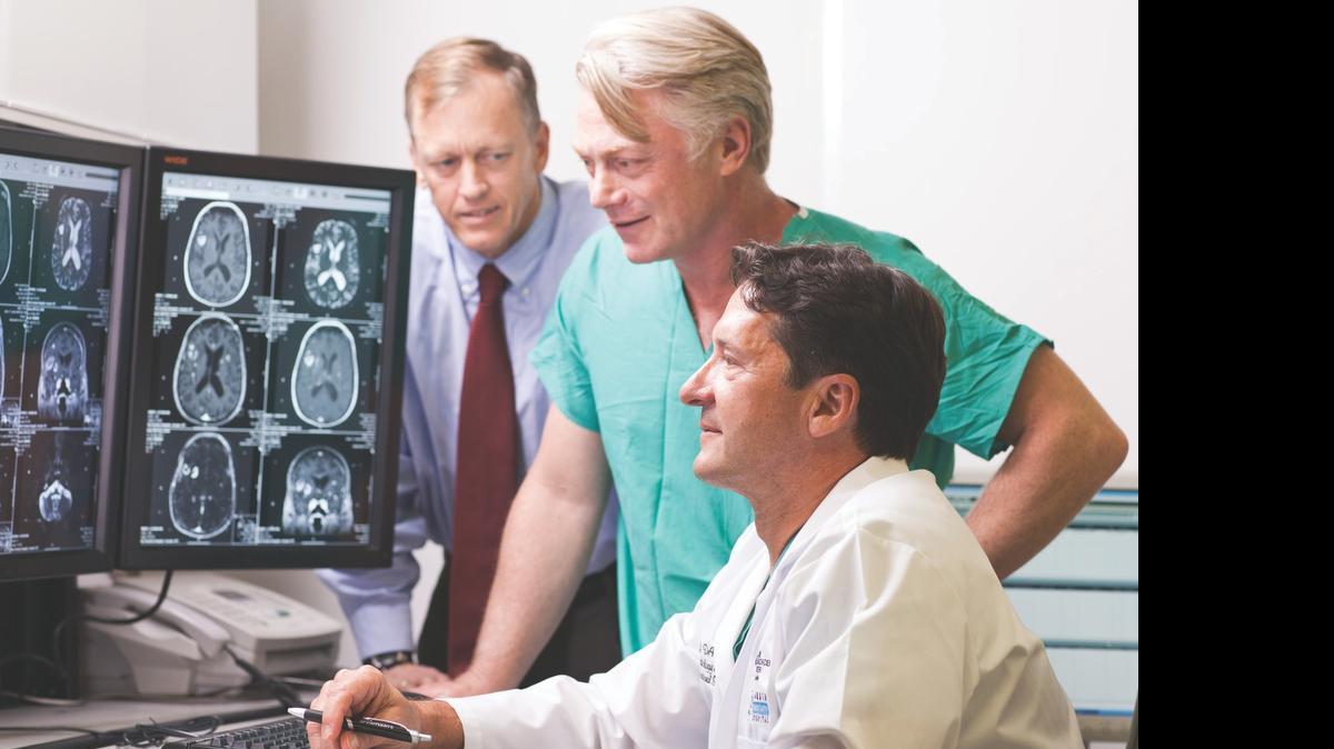 
En el centro, el doctor Aizik Wolf, neurocirujano de Miami Neuroscience Center at Larkin, examina algunas imágenes del cerebro.
