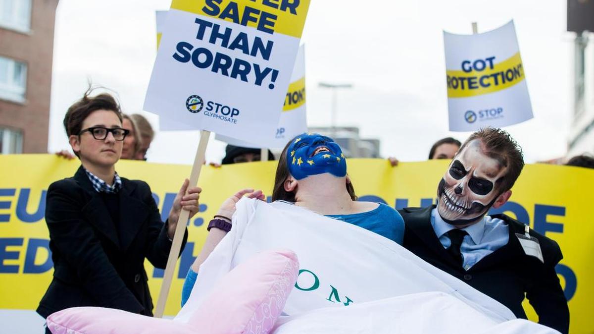 Miembros del colectivo Stop Glyphosate! protestan vestidos de Europa (c) y la muerte (d) durante una manifestación celebrada ante la sede de la Unión Europea en Bruselas (Bélgica) para protestar en contra la UE y Monsanto el día que la UE se pronuncia sobre si amplía la licencia al glifosato el 25 de octubre de 2017.