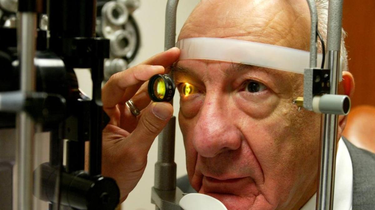 La degeneración macular es una alteración degenerativa de la parte central de la retina, llamada mácula.