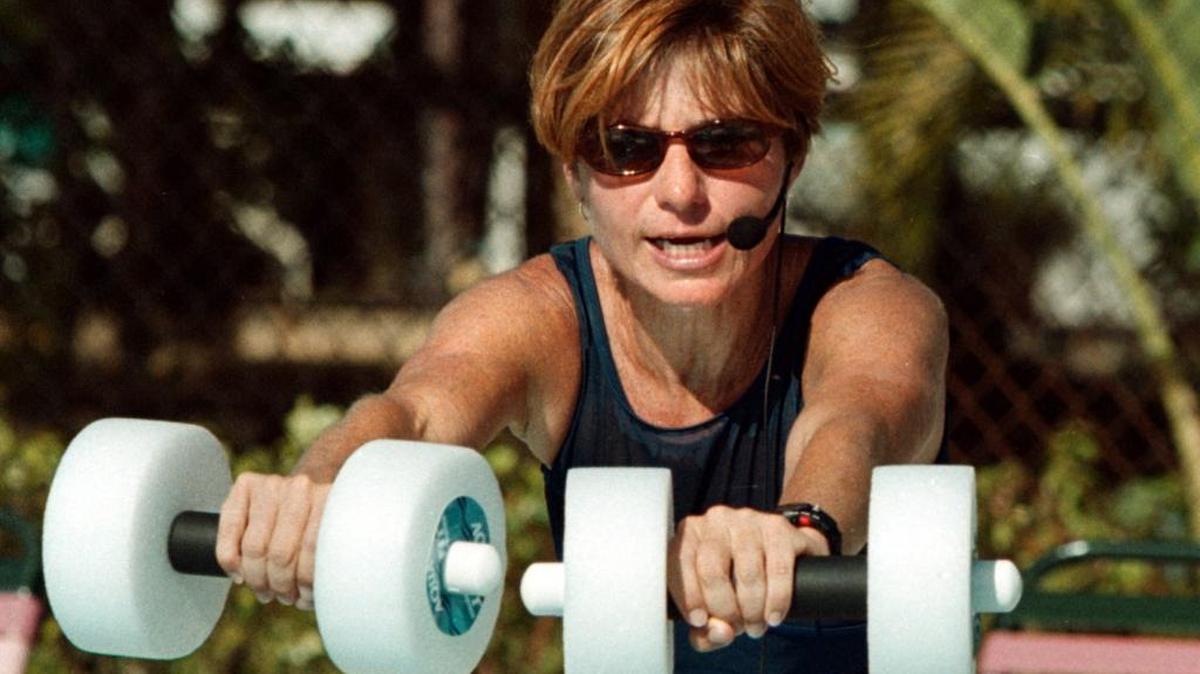 Lori Hart de Hollywood, instructora de acuaróbicos en el Miramar Aquatics Complex, donde dan clases los sábados.