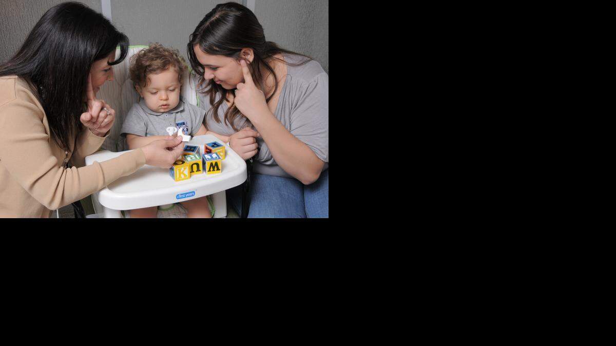 
Después de un implante coclear, hay que trabajar con terapeutas auditivos verbales para que enseñen al niño a escuchar a través del implante; este es un entrenamiento para una audición diferente.
