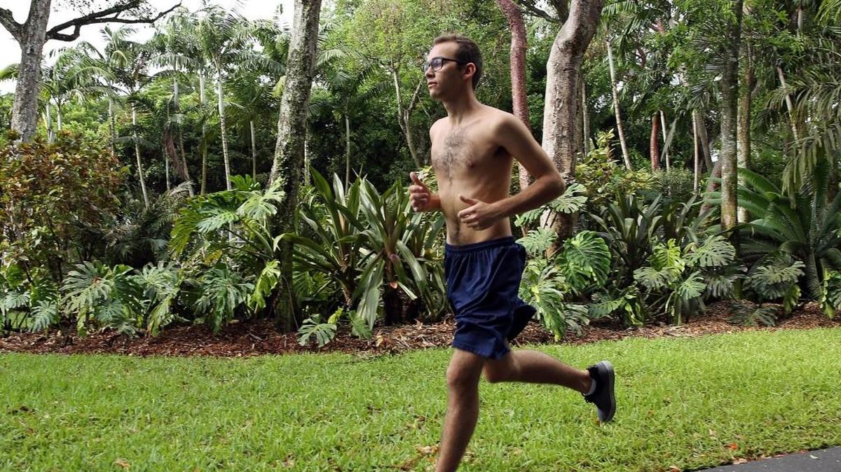 Gianluca Iacono era estudiante de Gulliver Prep y practicaba remo cuando tuvo que someterse, a los 15 años, a una cirugía de corazón abierto para corregir una condición que pudo acabar con su vida. Hoy en día, con 20 años, hace yoga y corre.