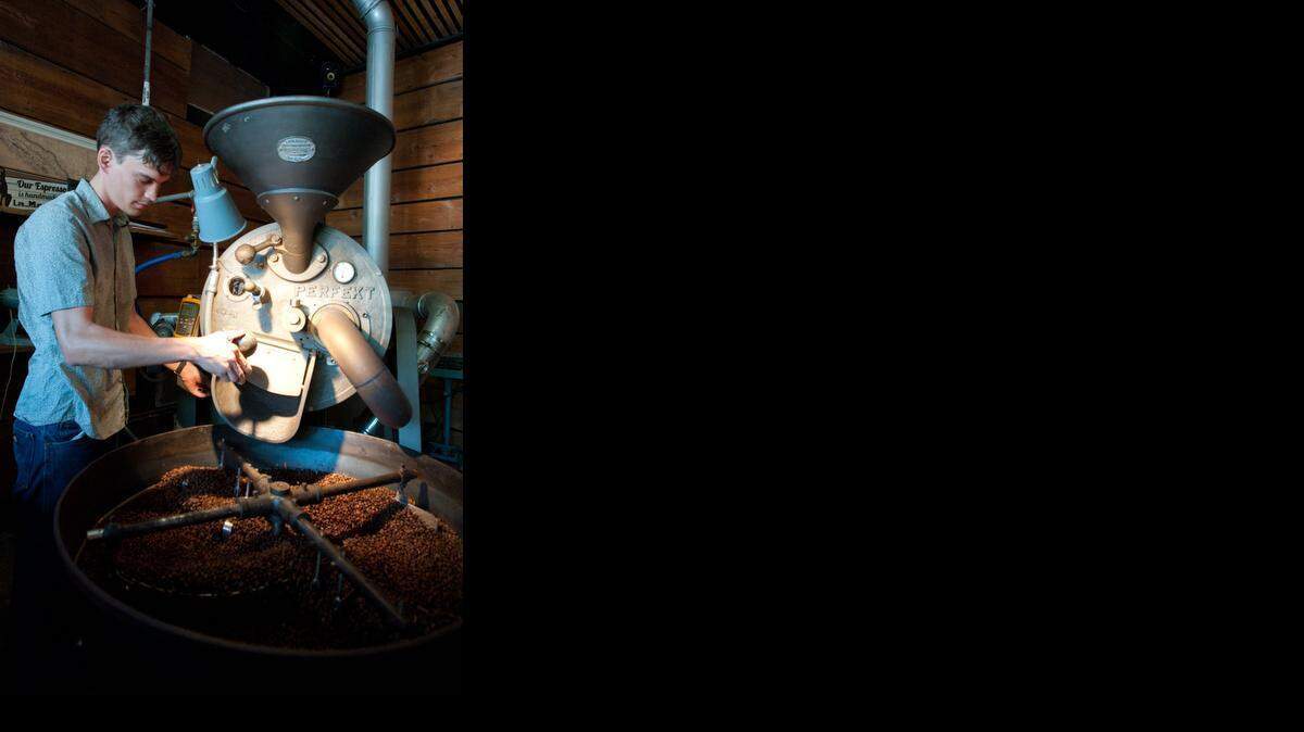 
El consumo moderado de cafeína, unos 300 mg al día, es seguro para la mayoría de los adultos. 
