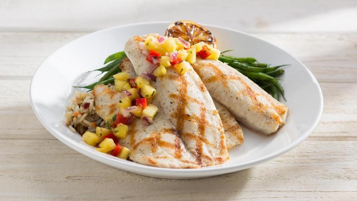 Una receta de tilapia a la parrilla es una opción para la cena, con vistas a proporcionar alimentos adecuados para el mantenimiento del cerebro.