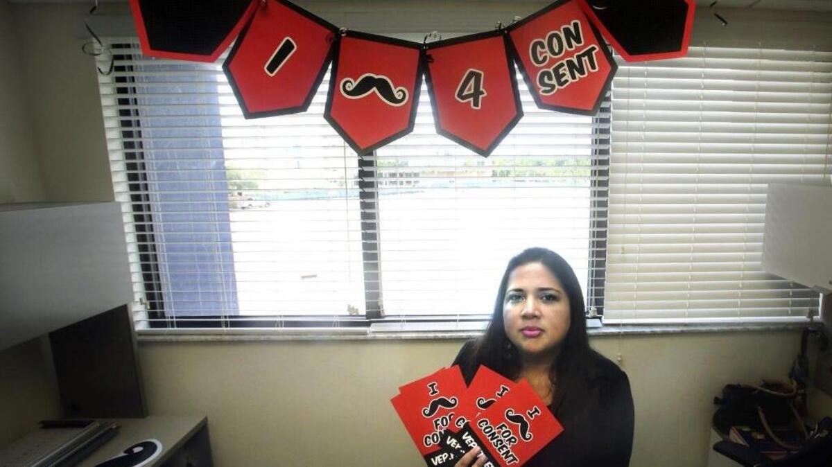 Wendy Ordóñez, educadora del programa de Victim Empowerment (Empoderamiento a las víctimas) de la Florida International University, muestra diferentes carteles y tarjetas con mensajes de prevención.