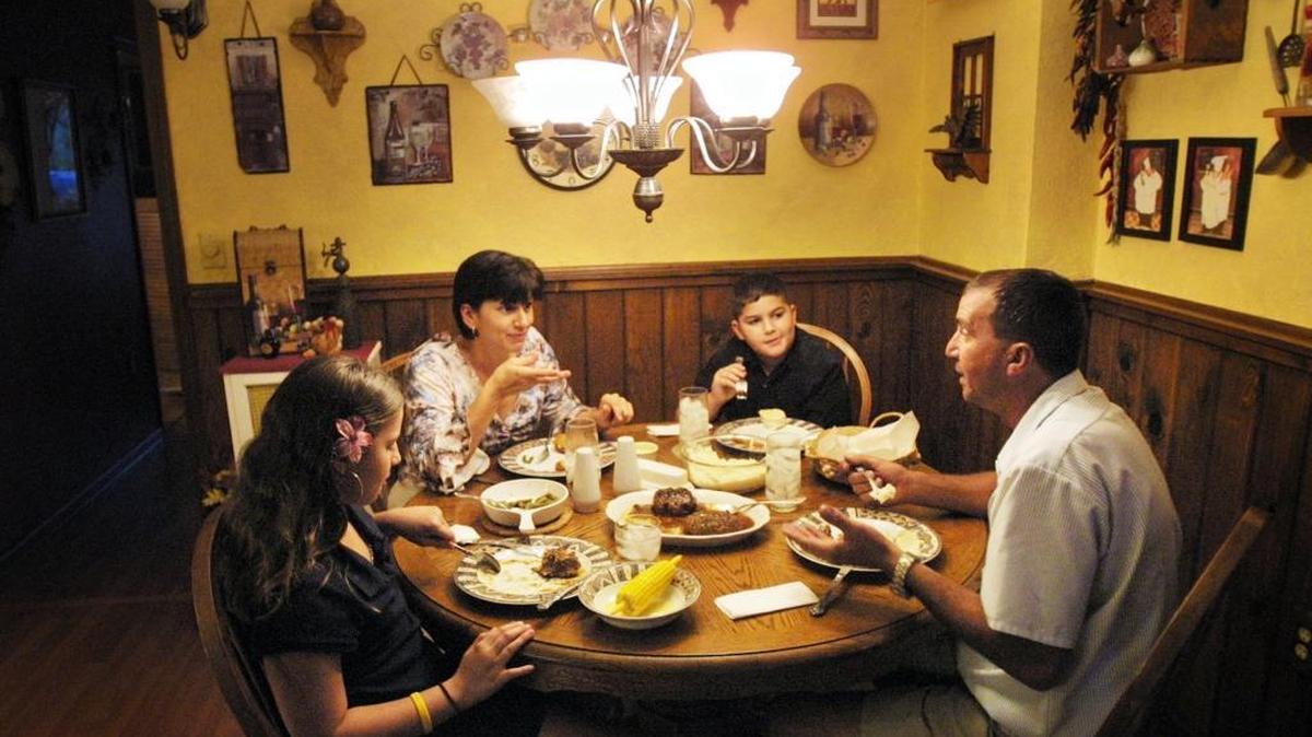 Según un estudio comer al menos tres comidas en familia cada semana está asociado con tener niños sanos.