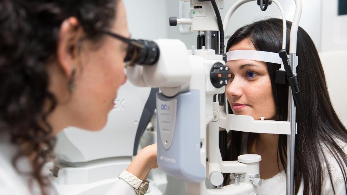 Cinco minutos diarios de ejercicios oculares y otros cinco de relajación, contribuyen a fortalecer la musculatura ocular y a evitar la fatiga o malestar visual.