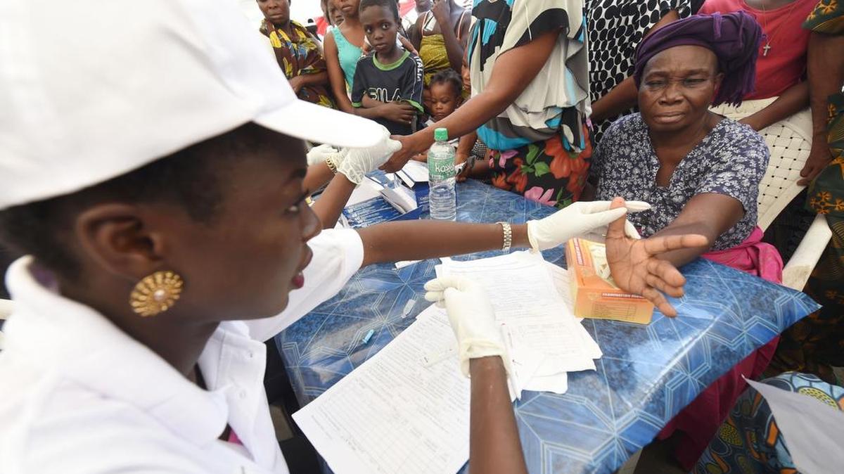 Esta foto de archivo tomada el 21 de abril de 2016 muestra un trabajador de la salud toma una muestra de sangre de una mujer para la prueba de malaria en Ajah en Eti Osa distrito oriental de Lagos.