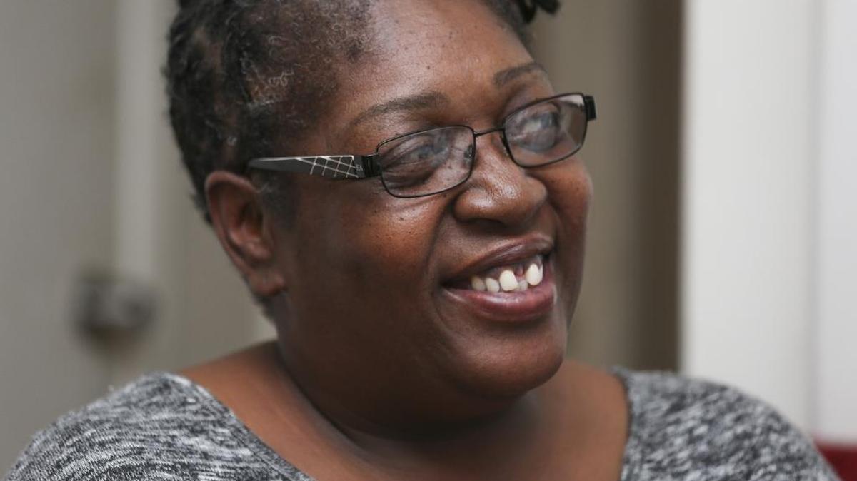 Sarah Braxton, 51, dice que su salud ha mejorado gracias al programa NeighborhoodHELP de FIU.