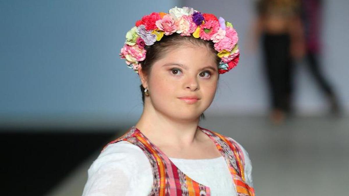 Fotografía del 19 de julio de 2017, de una modelo luciendo una creación de la diseñadora guatemalteca Isabella Springmühl durante su participación en el Intermoda de la ciudad de Guadalajara (México).