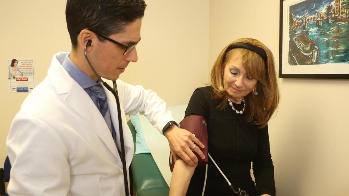 Roslyn Sand (dcha) examinada por el Dr. Juan Carlos C. Brenes, Director del Programa Cardiovascualr del Mount Sinai Medical Center en Miami Beach.