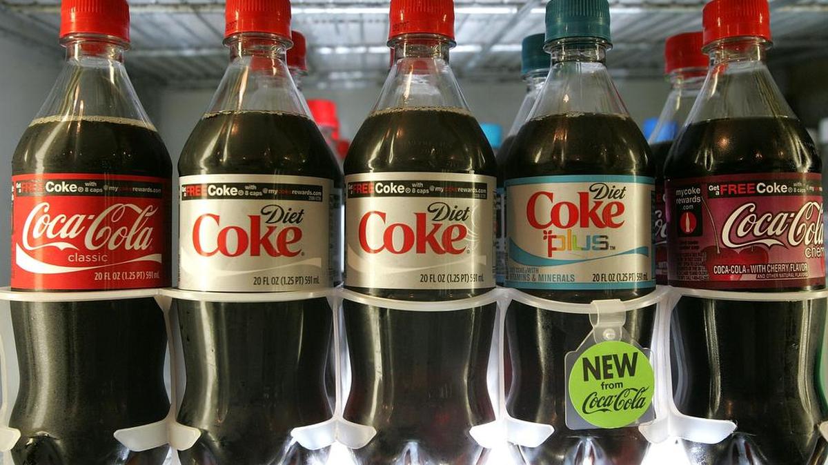Muchas personas tratan de reducir las calorías cambiando alimentos endulzados con azúcar por alimentos y bebidas dietéticas con edulcorantes bajos en calorías o sin ellas.