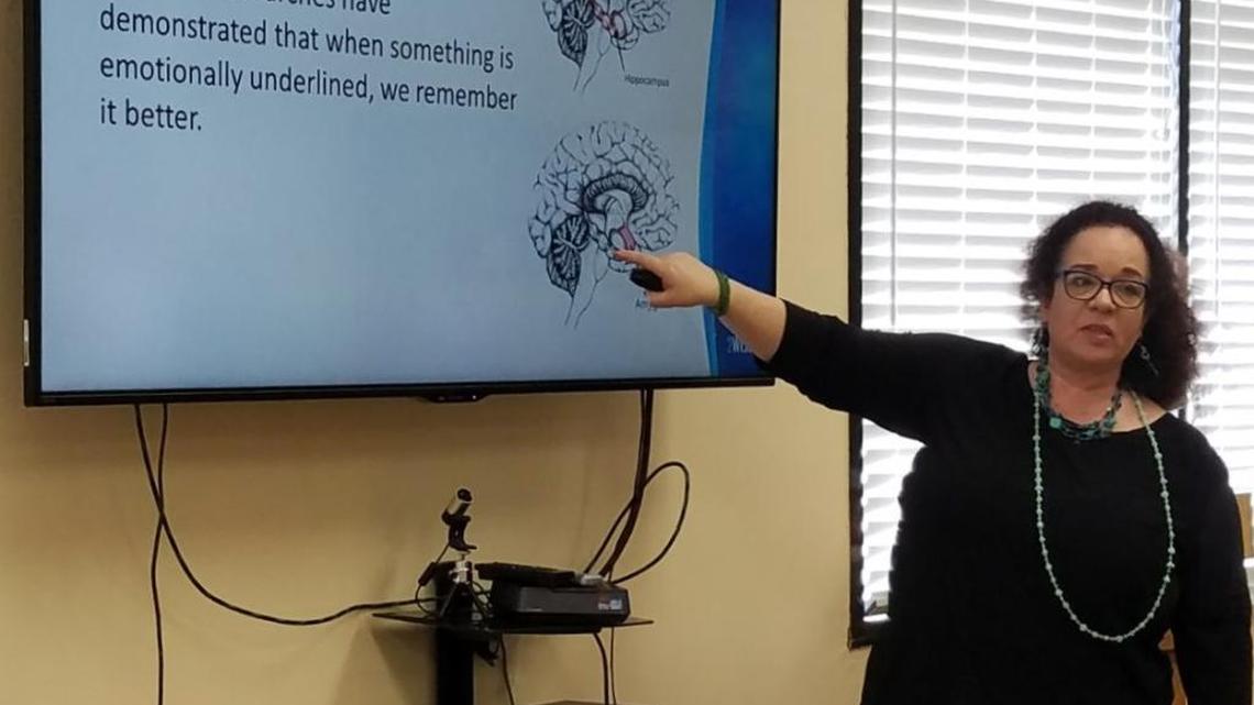 Shulamit Assif, experta en técnicas de aprendizaje y la memoria, lleva a cabo talleres para mejorar la memoria.