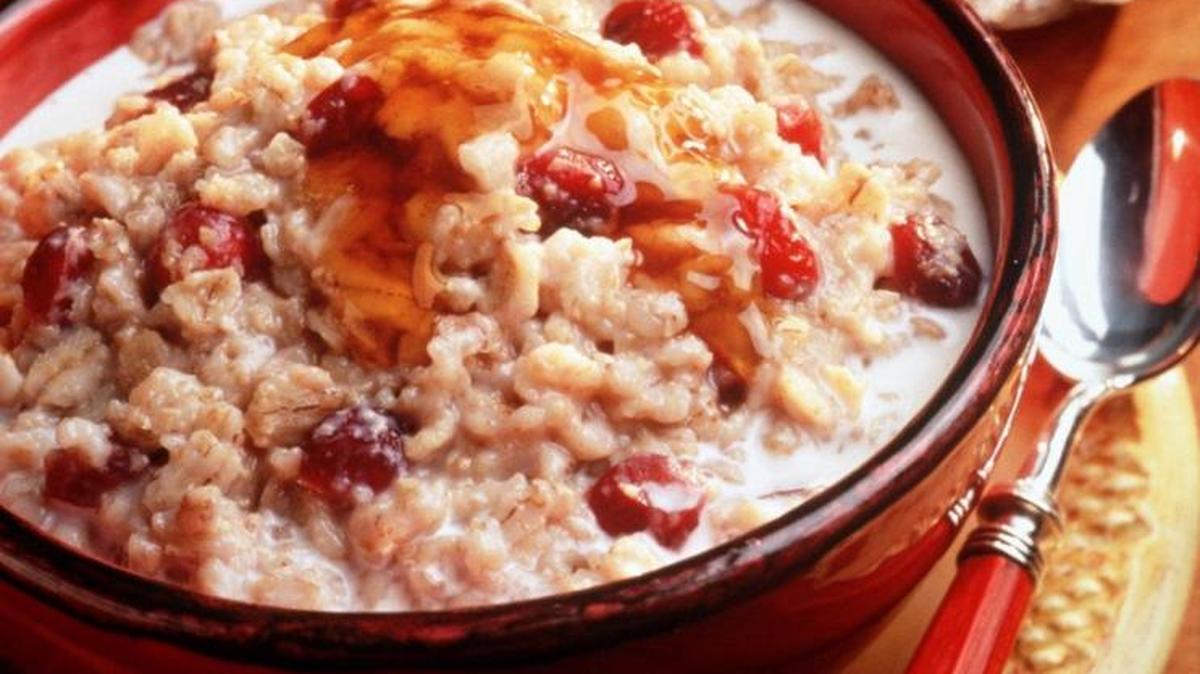 Avena: contiene una fibra especial que baja el colesterol malo. Es rica en vitaminas, minerales y antioxidantes (que ayudan a prevenir el daño celular).
