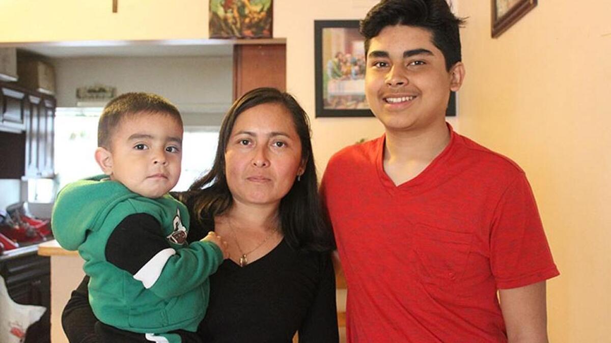 Margarita Ruiz, de 33 años –en la foto con dos de sus hijos, Alex, de 2, y Miguel de 14– dice que el personal del consultorio le traduce cuando lleva a sus hijos al pediatra. Ella no habla inglés y el médico habla poco español.