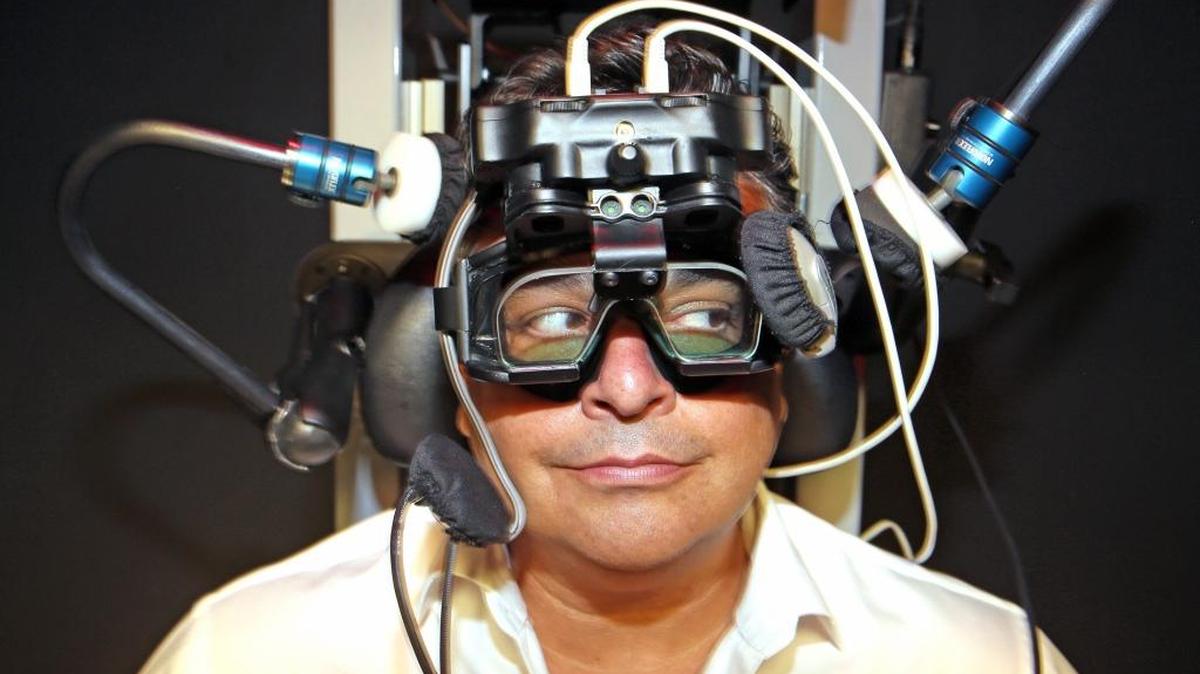 Sean Knowles con las gafas que diagnostican contusiones. University of Miami Health System está utilizando unas gafas creadas por Neuro Kinetics Inc. que en cinco minutos le dice a los padres lo que está pasando. Su diagnóstico es correcto un 95 % de las veces.