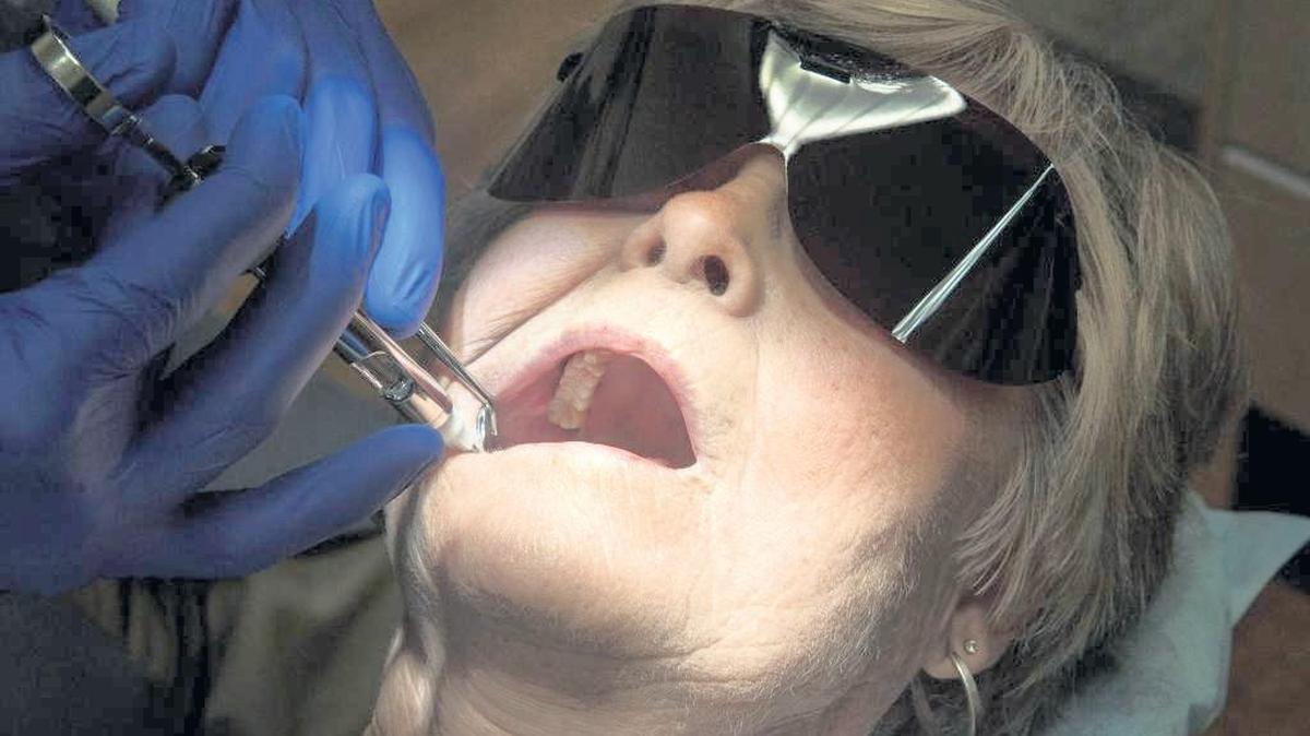 Antes de unirse a un plan de membresía, se debe preguntar cuánto cobra el dentista por los procedimientos para saber no solo el descuento, sino el costo real de su bolsillo.