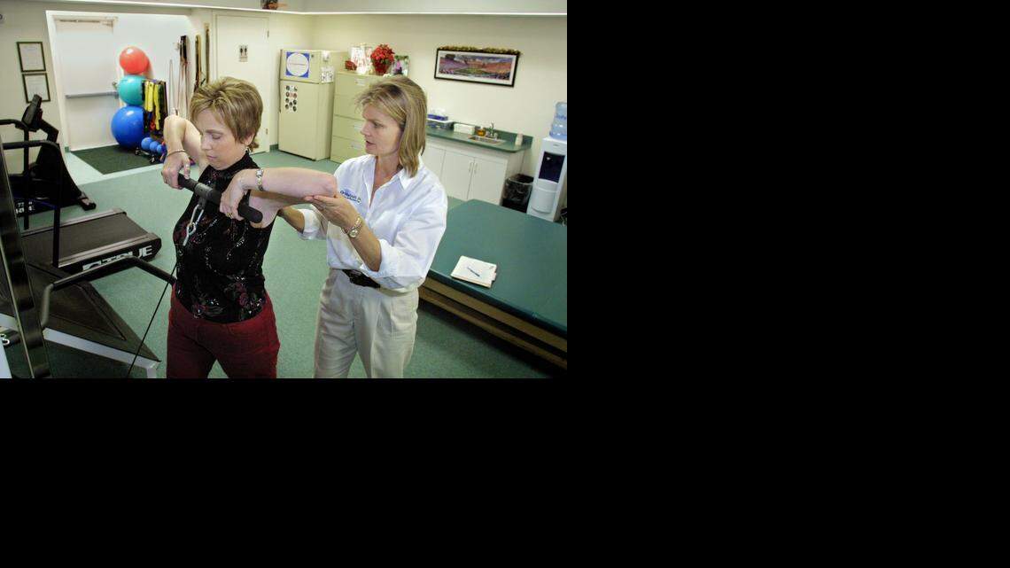 
Una paciente con fibromialgia recibe ayuda de la fisioterapeuta en ejercicios de estiramiento de la zona de la espalda. 
