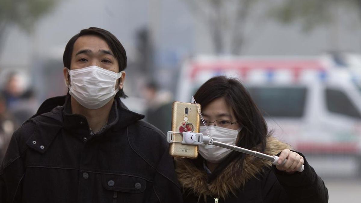 Una pareja camina en Pekín, China, en medio de una fuerte contaminación del aire, en una imagen del 21 de noviembre del 2017.