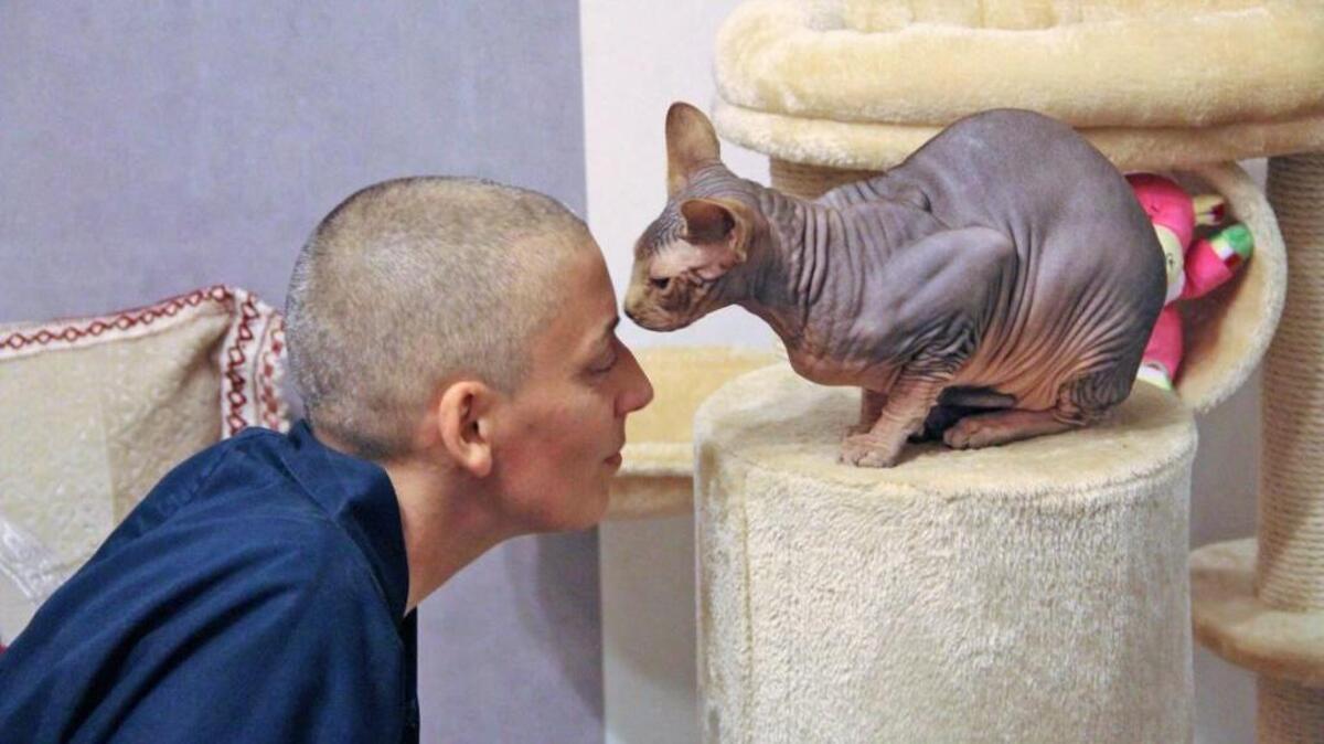 Imagen de la monja budista Kankyo Tannier con un gato.