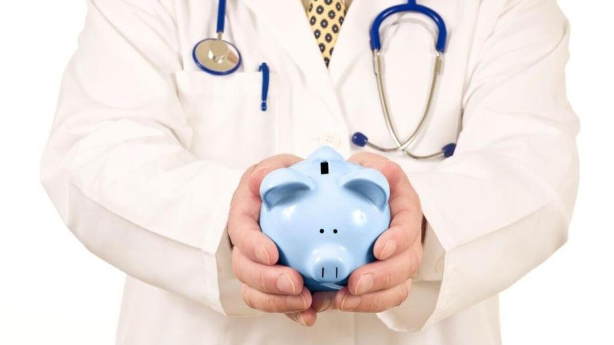 Las HSAs son cuentas de ahorro de salud que deben estar unidas a planes de seguros de salud calificados que tienen deducibles anuales de al menos $1,300 para individuos y $ 2,600 para una familia.