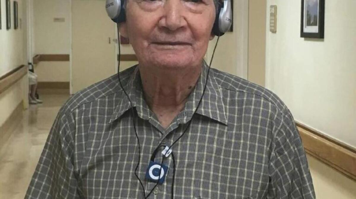 Joseph Castillo escucha sus canciones favoritas de Celia Cruz en su iPod. El hombre de 93 años padece de demecia y forma parte de Music&Memory, un programa para pacientes con Alzheimer y otras condiciones de salud relacionadas.