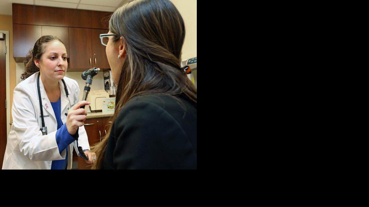 
La doctora Coren M. Menéndez, MD, chequea a una paciente con síntomas de influenza aguda en Baptist Health Primary Care. 


