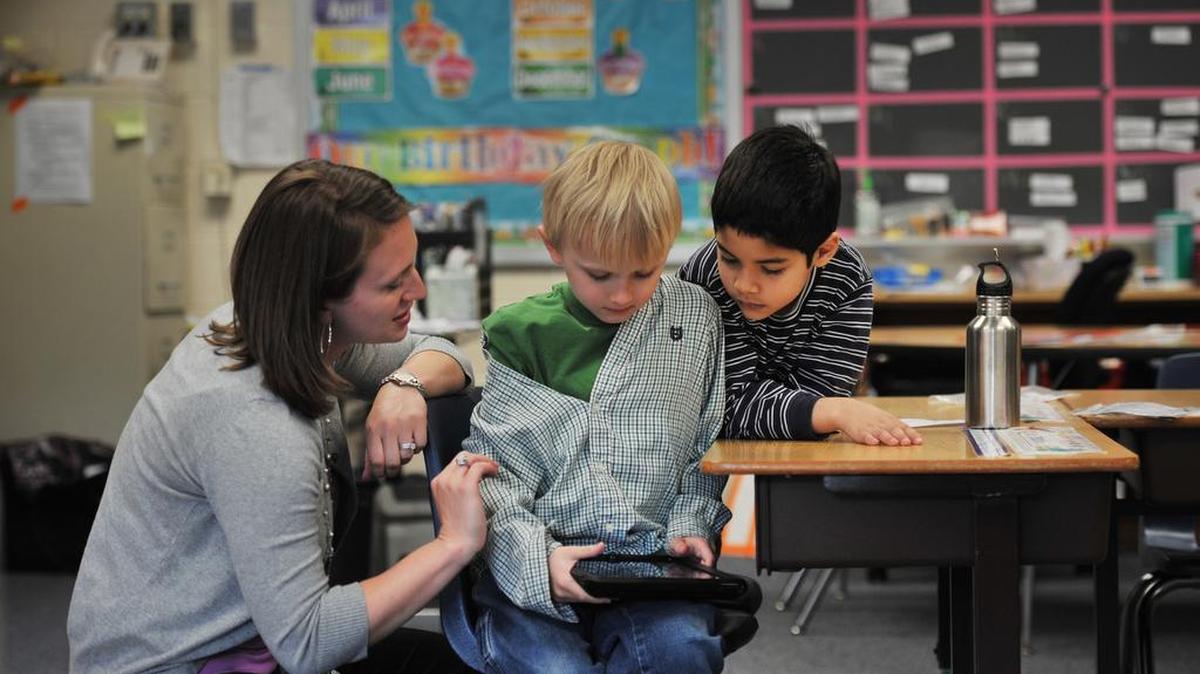 Una maestra utiliza un iPad para trabajar y comunicarse con niños diagnosticados con autismo en Belle View Elementary en Alexandria, Virginia, en esta foto de archivo del 2012.