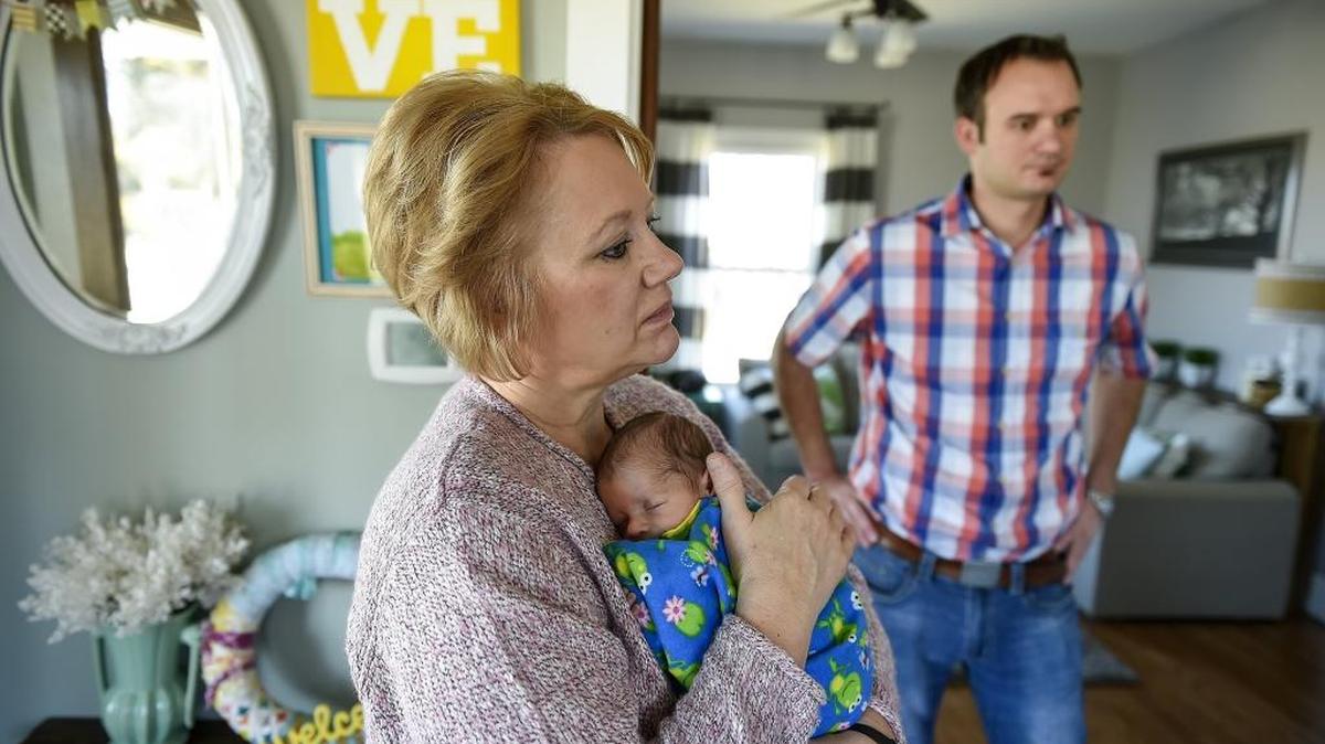 Los coágulos de sangre pueden afectar a cualquier persona en cualquier edad, pero ciertos factores de riesgo, tales como operaciones, embarazos. La madre de este bebé falleció por esta causa 10 días después del parto.