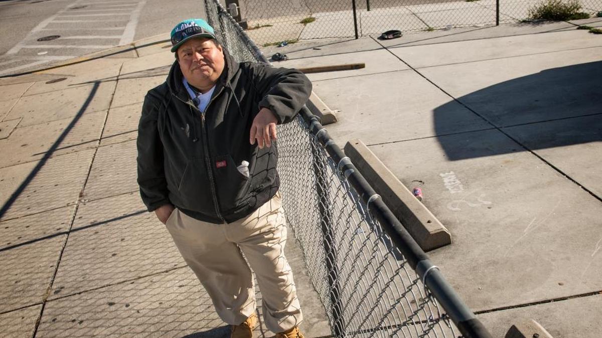 El inmigrante hondureño José Cedillo, de 41 años solía trabajar como cocinero y fue diagnosticado con diabetes. Por su estatus migratorio no pudo conseguir seguro médico, y hoy tiene una salud precaria y muchas veces duerme en las calles de Baltimore.