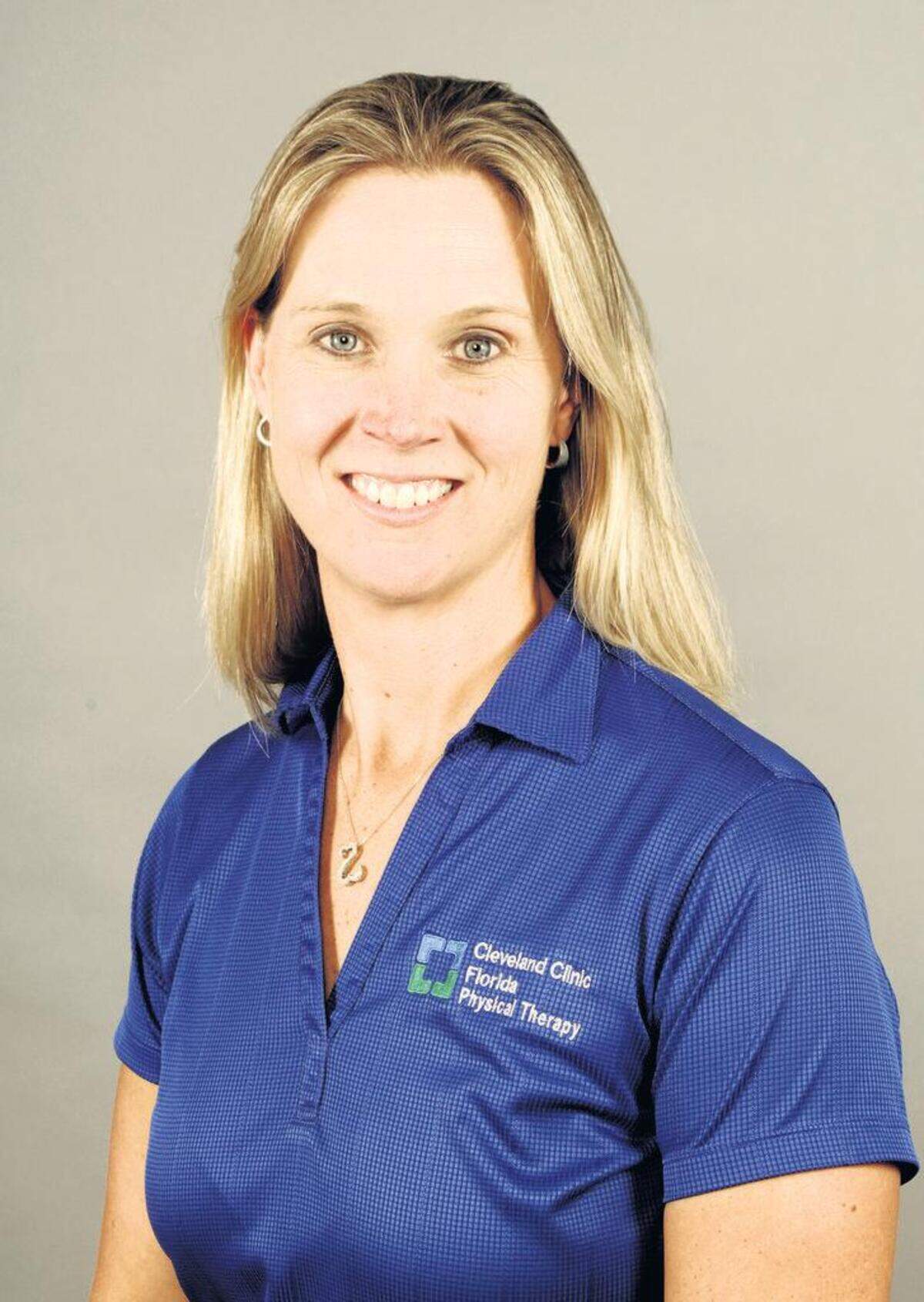 Tracy Smith de Cleveland Clinic Weston, directora de fisioterapia, inició un programa novedoso para ayudar a los colegas médicos estresados y sobrecargados a relajarse y cuidarse durante la pandemia.