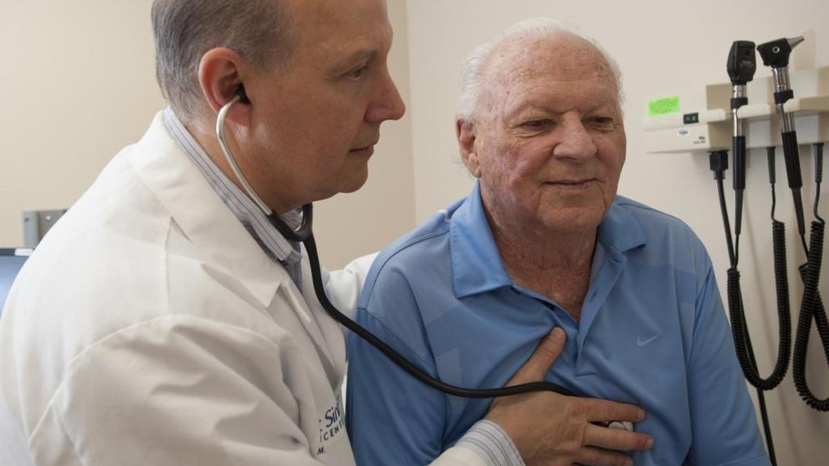 El Dr. José Lutzky, director del programa de melanoma en el Mount Sinai Comprehensive Cancer Center, examina al paciente Herbert Schwartz, quien tenía un tumor de melanoma en la pierna.