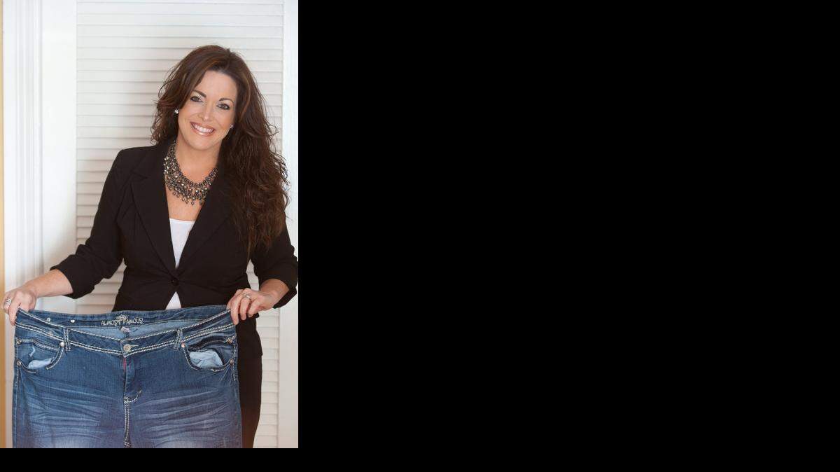 
Lynnette Marrero muestra unos jeans que usaba antes de someterse a la cirugía bariátrica en enero con la que ha logrado perder 85 libras.
